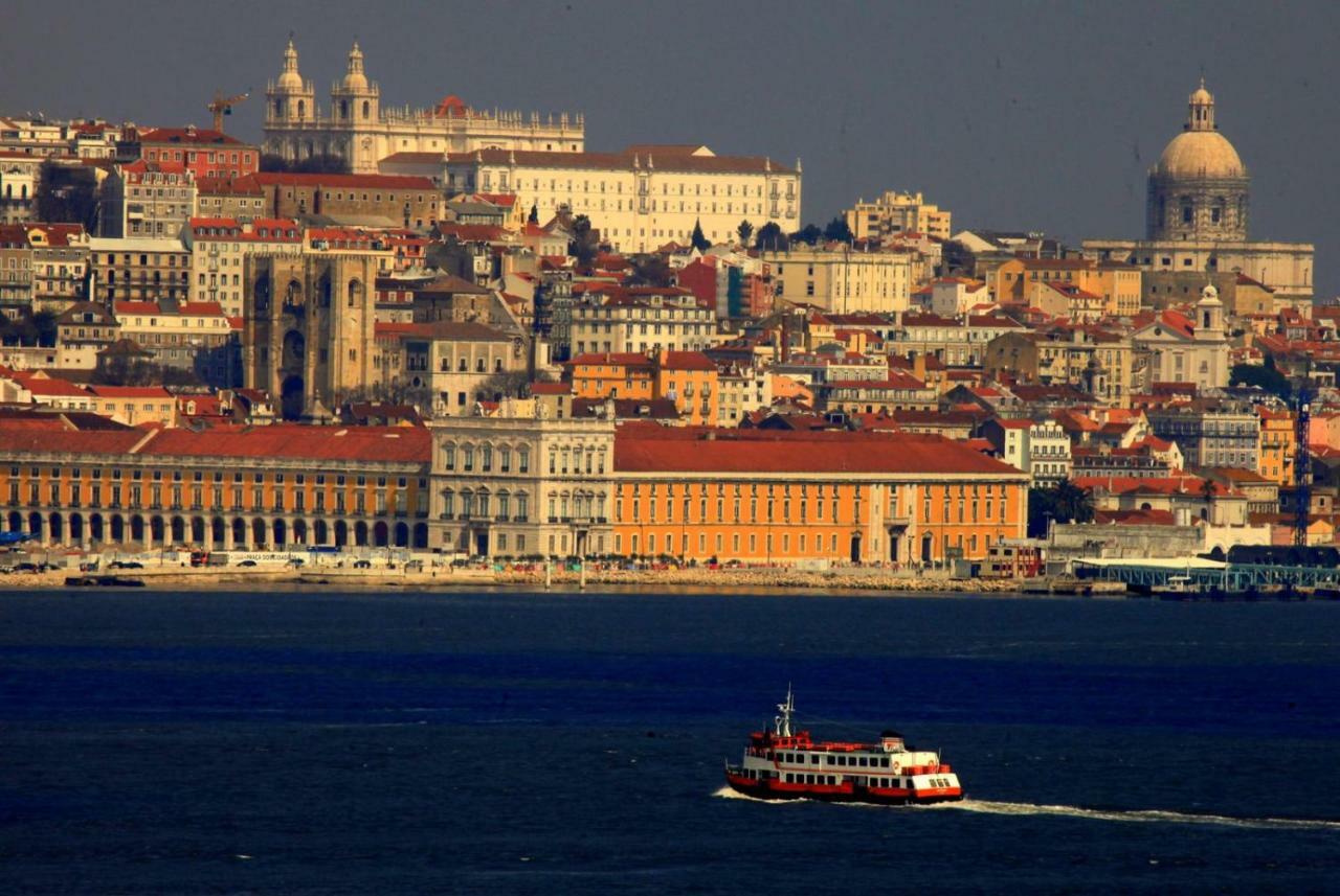 Fisherman'S House - A Boat Ride From Lisbon Villa Trafaria Eksteriør billede