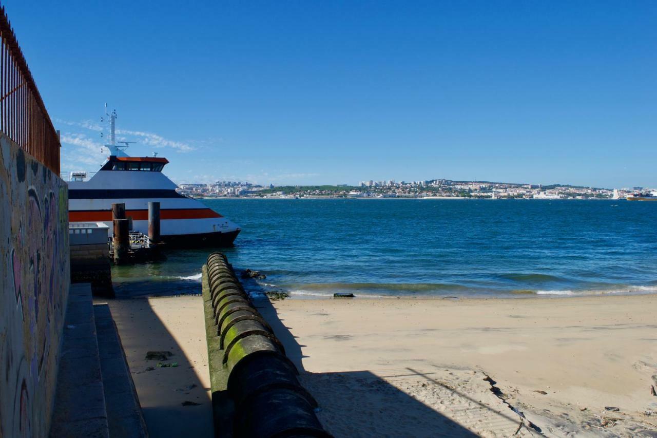 Fisherman'S House - A Boat Ride From Lisbon Villa Trafaria Eksteriør billede